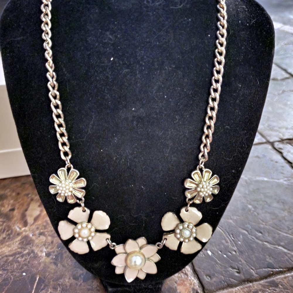 Silver floral necklace with pearl decorations 17"